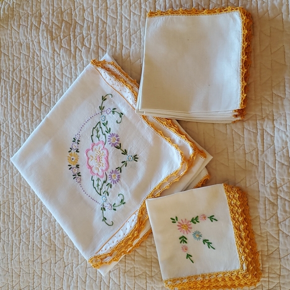 Matching embroidered table linen set - Picture 1 of 11